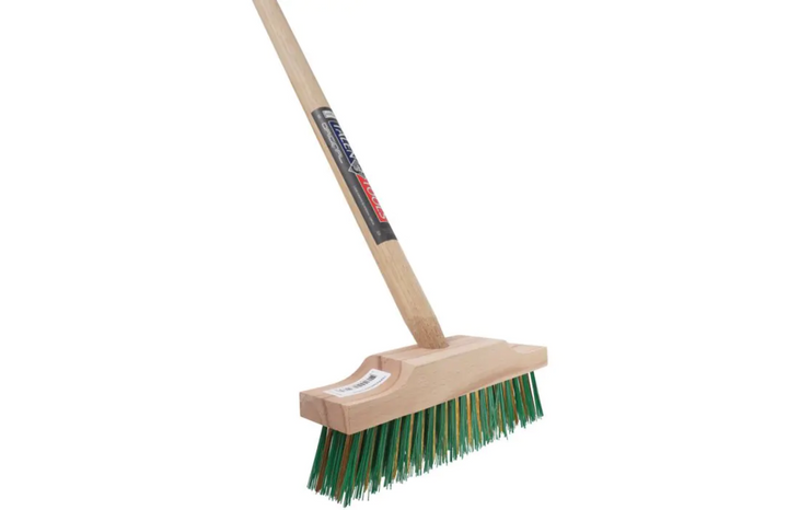 Terrasbezem - Stalen haren - Houten steel - 140 cm